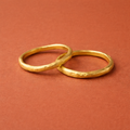 alianzas creadas a mano por los novios en un taller de joyas